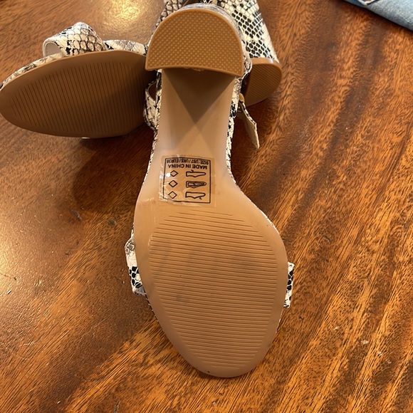 Animal print white and black heels - Picture 3 of 6